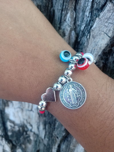 Pulsera medallita san Benito y ojos turcos