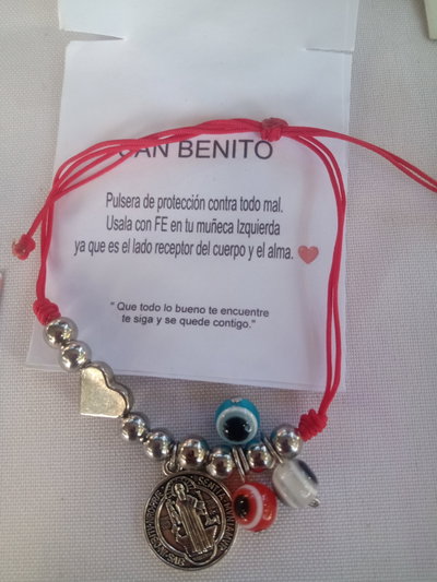 Pulsera medallita san Benito y ojos turcos