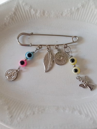 Prendedor amuleto San Benito y ángel guardián 