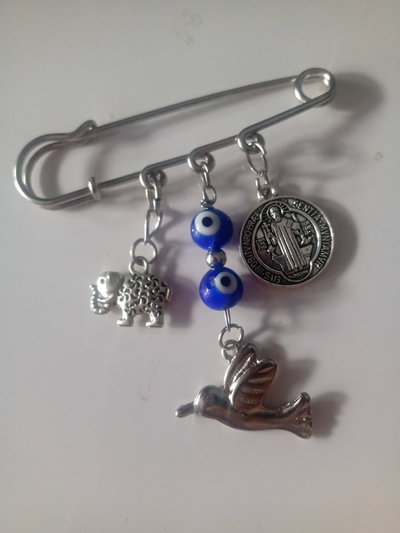 Prendedor amuleto protección: elefante y San Benito con ojos turco azul 