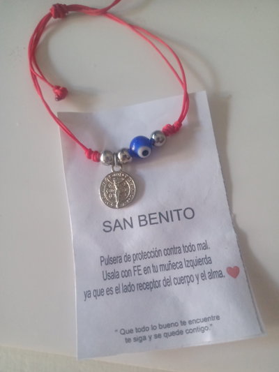 Pulsera  hilo rojo con san Benito con ojo turco Azul 