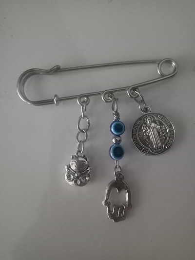 Prendedor amuleto protección: mano de Fátima y San Benito con ojos turco azul 