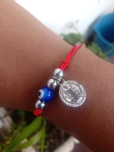 Pulsera  hilo rojo con san Benito con ojo turco Azul 