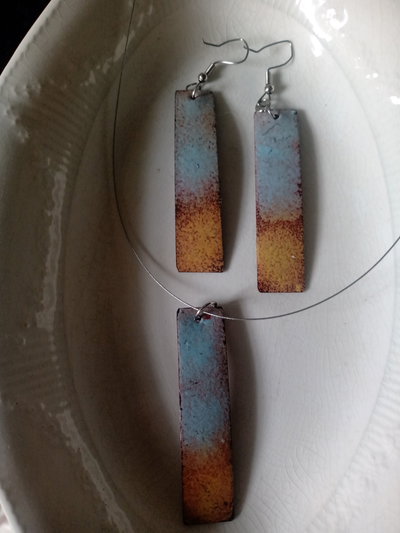 Conjunto de aros y collar esmaltados