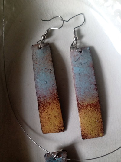 Conjunto de aros y collar esmaltados