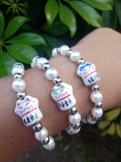 Pulsera  amuleto gatito Maneki-neko  de  perlas 