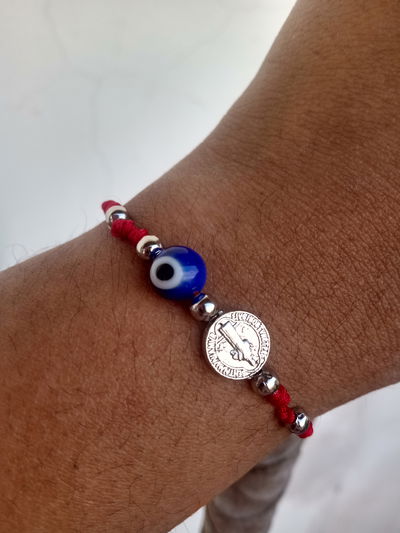 Pulsera  hilo rojo con san Benito con ojo turco Azul 
