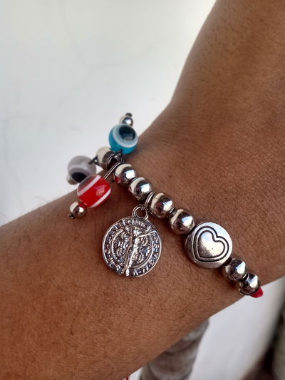 Pulsera medallita san Benito y ojos turcos