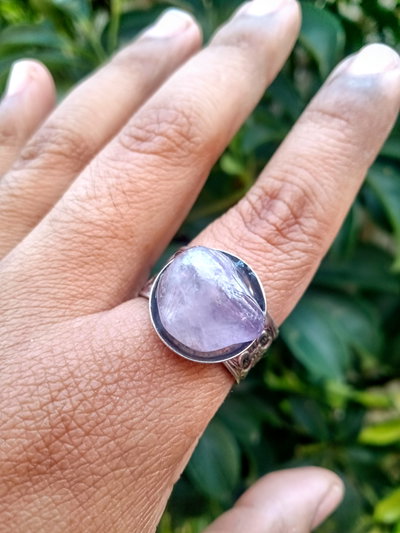 Anillo ancho con piedra amatista 