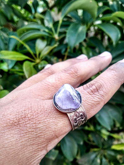 Anillo ancho con piedra amatista 