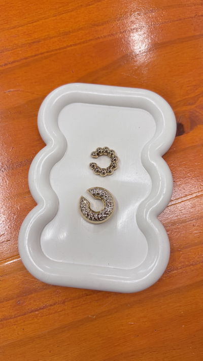 Par de ear cuff dorados