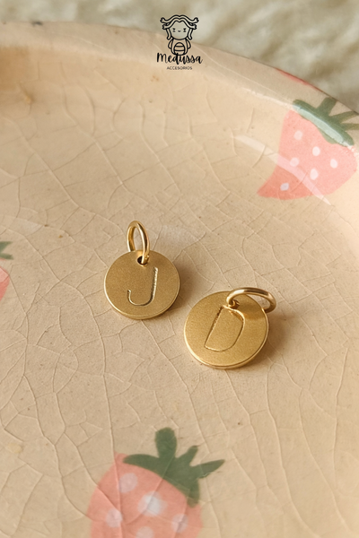 DIJE: MEDALLA CON INICIAL PERSONALIZADA - dorado