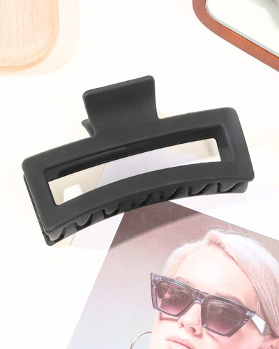 broche nero mediano