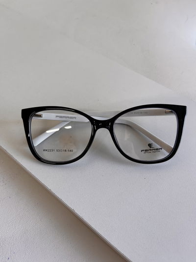Armazón Ferrer negros patillas de goma 