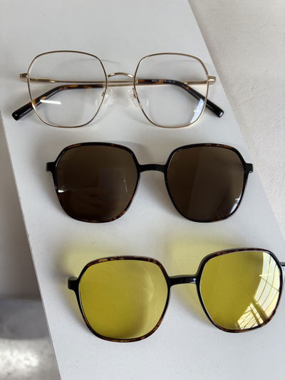 Clip on dos placas hexia dorado con detalles print