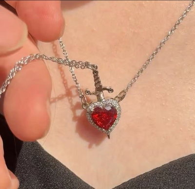 Collares Corazon y Daga