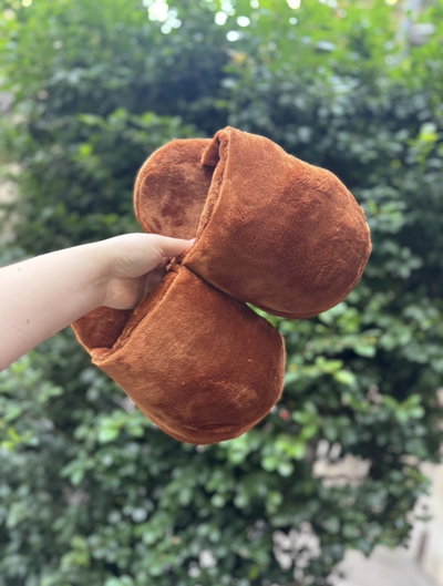 Pantufla marrón oscuro lisa