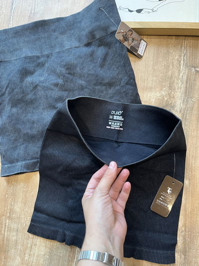 SHORT LEVANTA COLA NEGRO