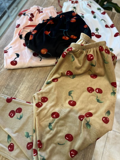 PANTALÓN PLUSH CEREZA