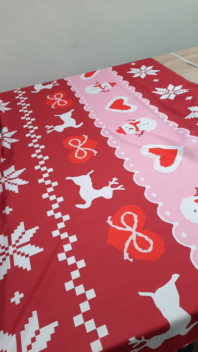 Mantel navideño renos rosa y rojo