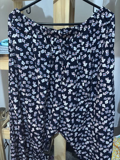 Pantalón largo negro con florcitas blancas y lila abarca hasta el talle 10