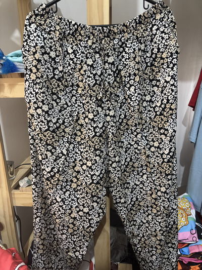 Pantalón largo negro con florcitas blancas y beige abarca hasta el talle 10