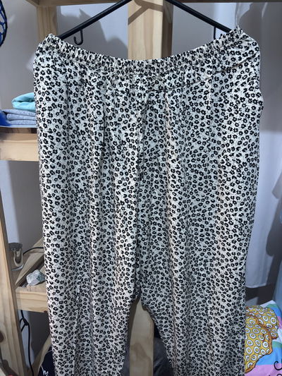 Pantalón largo blanco con florcitas negras abarca hasta el talle 10