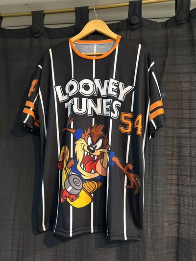Remeron talle 6 looney tunes Taz negro y lineas blancas