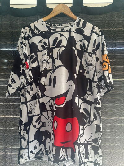 Remeron talle 6 Mickey caras y cuadrados