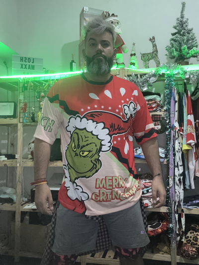Remeron talle 6 Grinch rojo y rosa