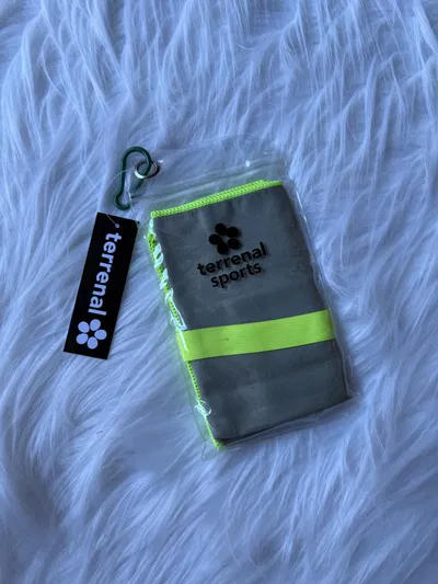 Toalla de mano para gimnasio secado rápido gris oscuro y fluo