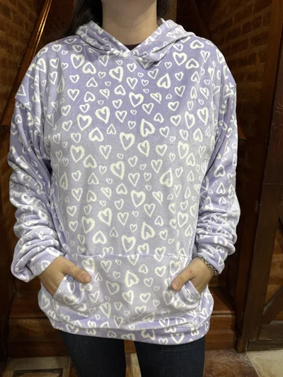 Maxibuzo de plush Lila corazones abarca hasta el talle 6