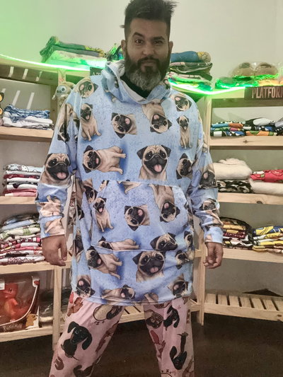 Buzón manta de plush perrito pug celeste 