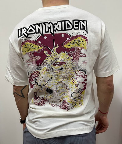 Remera over blanca