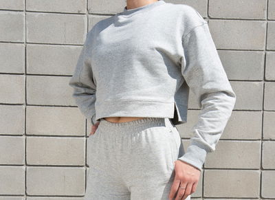 Buzo crop gris