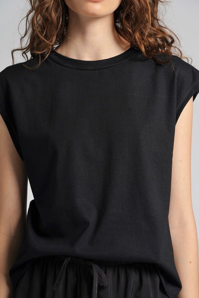 Musculosa negra 