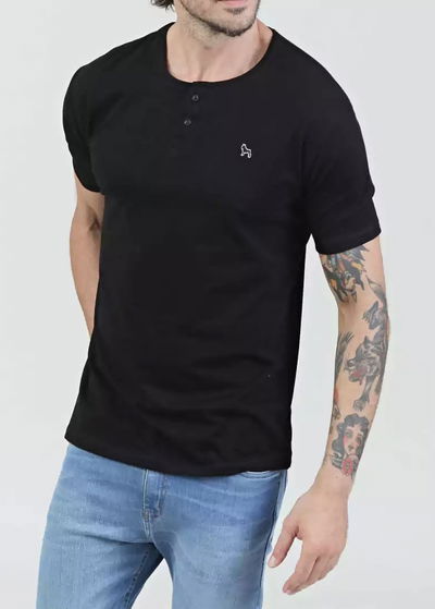Remera con botones negra
