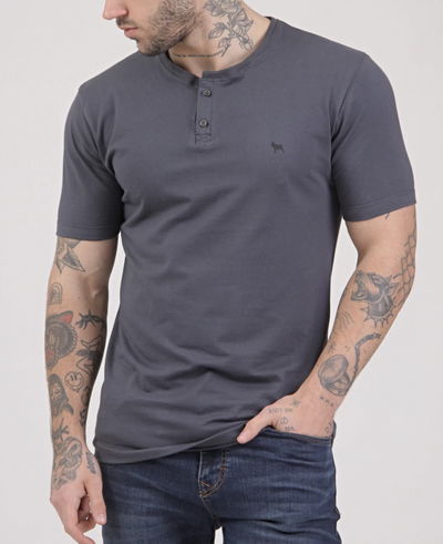 Remera gris con botones