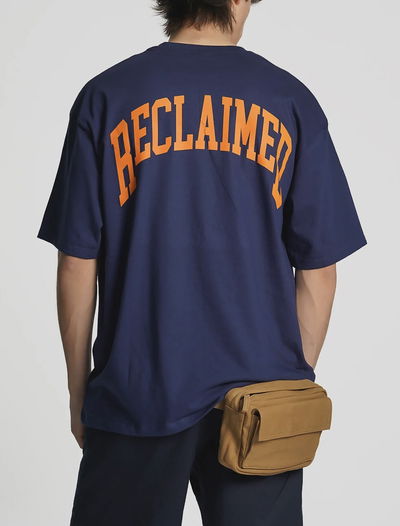Remera over azul
