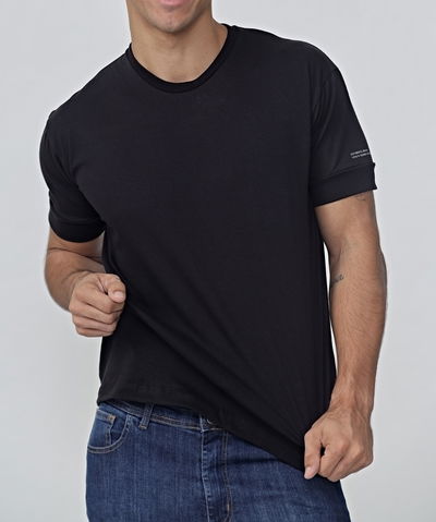Remera negra puño ancho