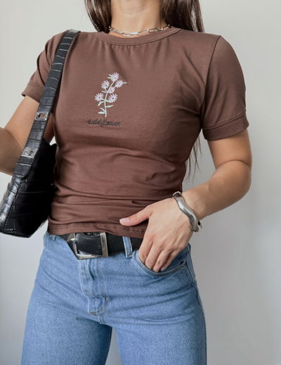 Remera marrón bordada