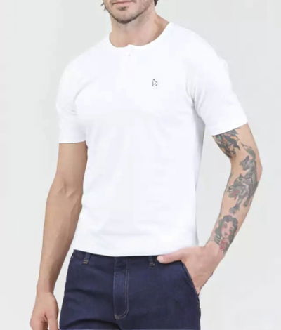 Remera blanca con botones