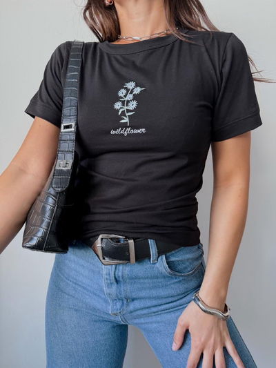 Remera negra bordada