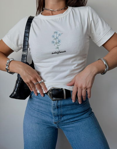 Remera blanca bordada