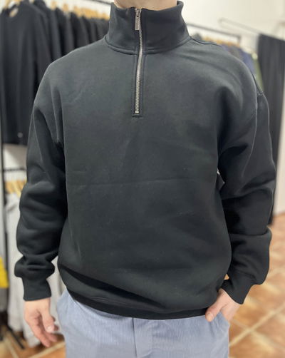 Buzo negro con cierre