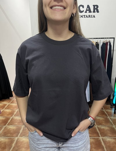 Remera boxy gris oscuro