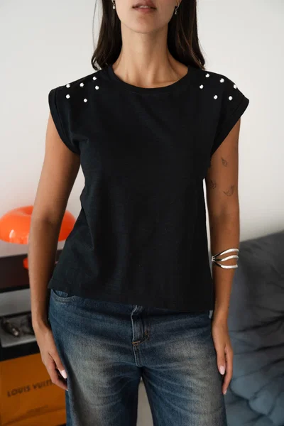 Remera con tachas