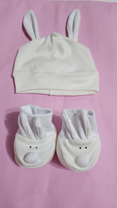 Escarpines y gorrito
