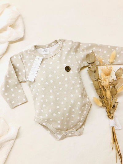 BODY BEIGE MANCHITAS BLANCAS