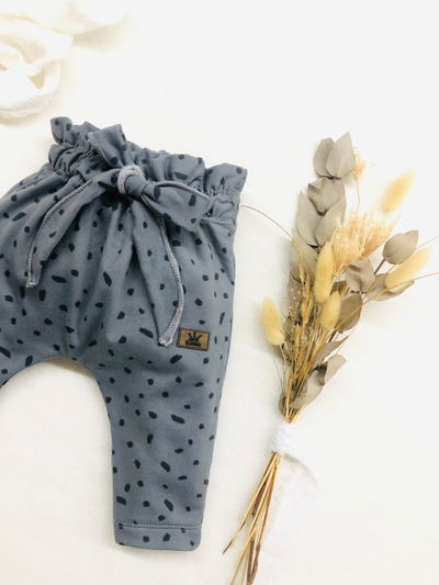 BABUCHA GRIS PINTITAS LAZO MOÑO